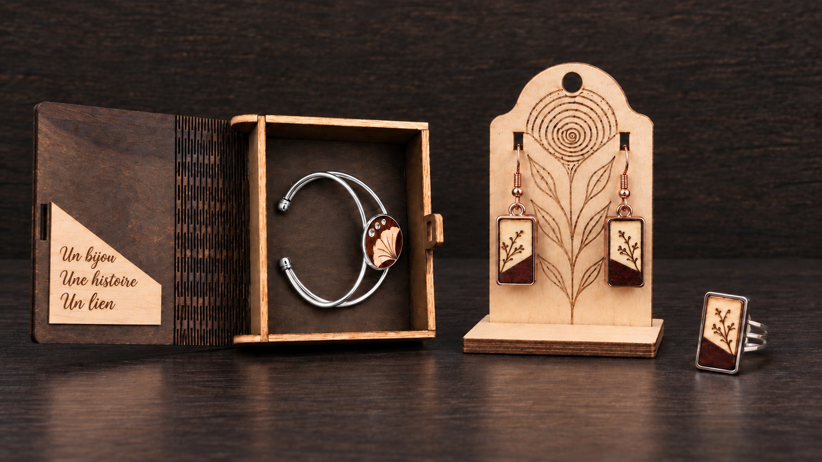 Sélection coordonnée de bijoux artisanaux en bois : bracelet, boucles d’oreilles et bague