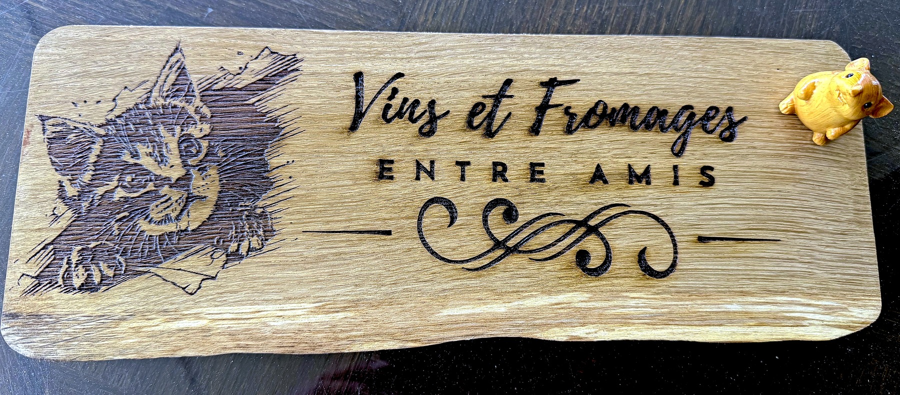 Référence PL 1 — planche Vins et Fromages en frêne avec souris sculptée en trois dimensions