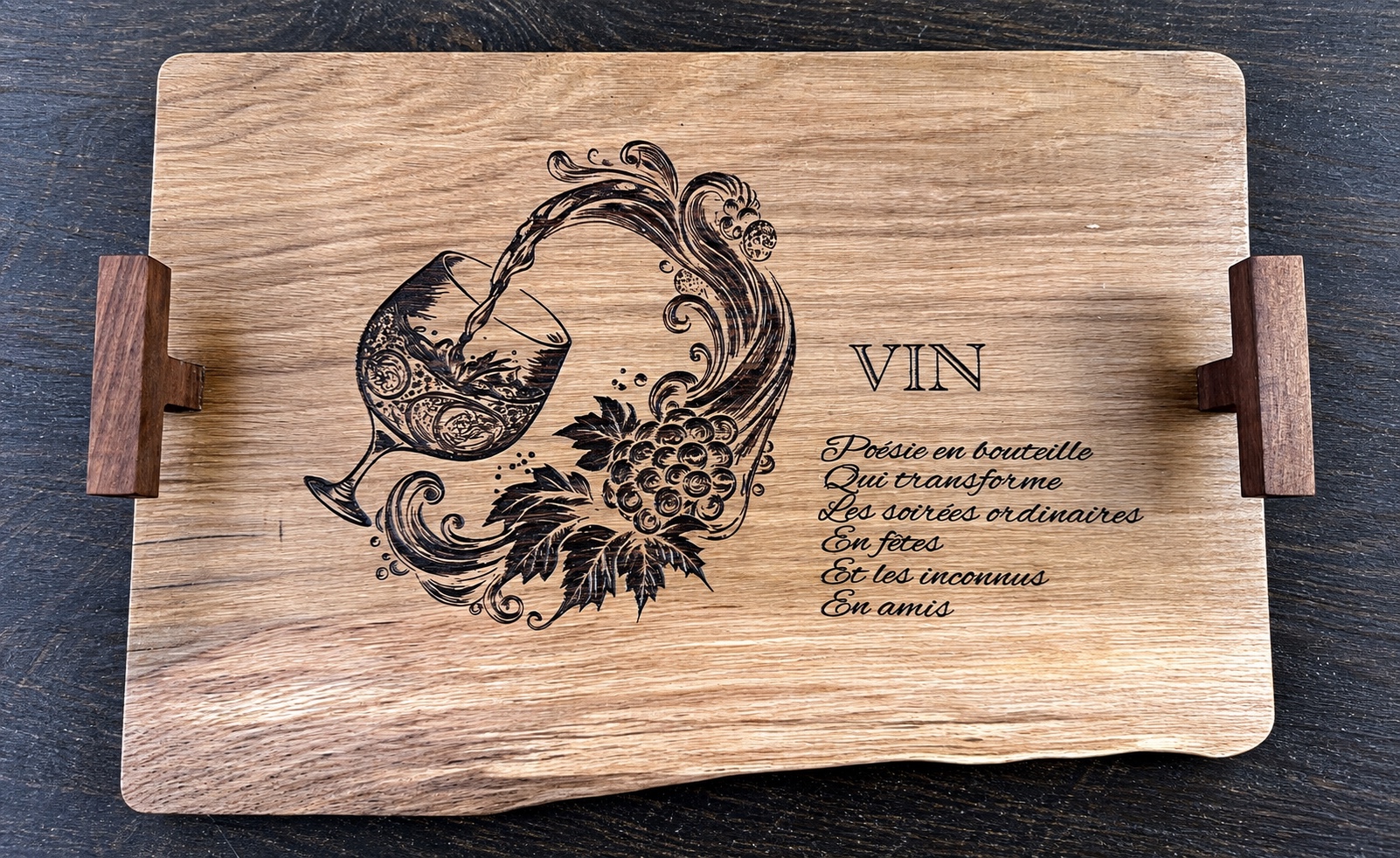 Référence PL 7 — planche en frêne local gravée sur le thème du vin — 30 × 36 cm