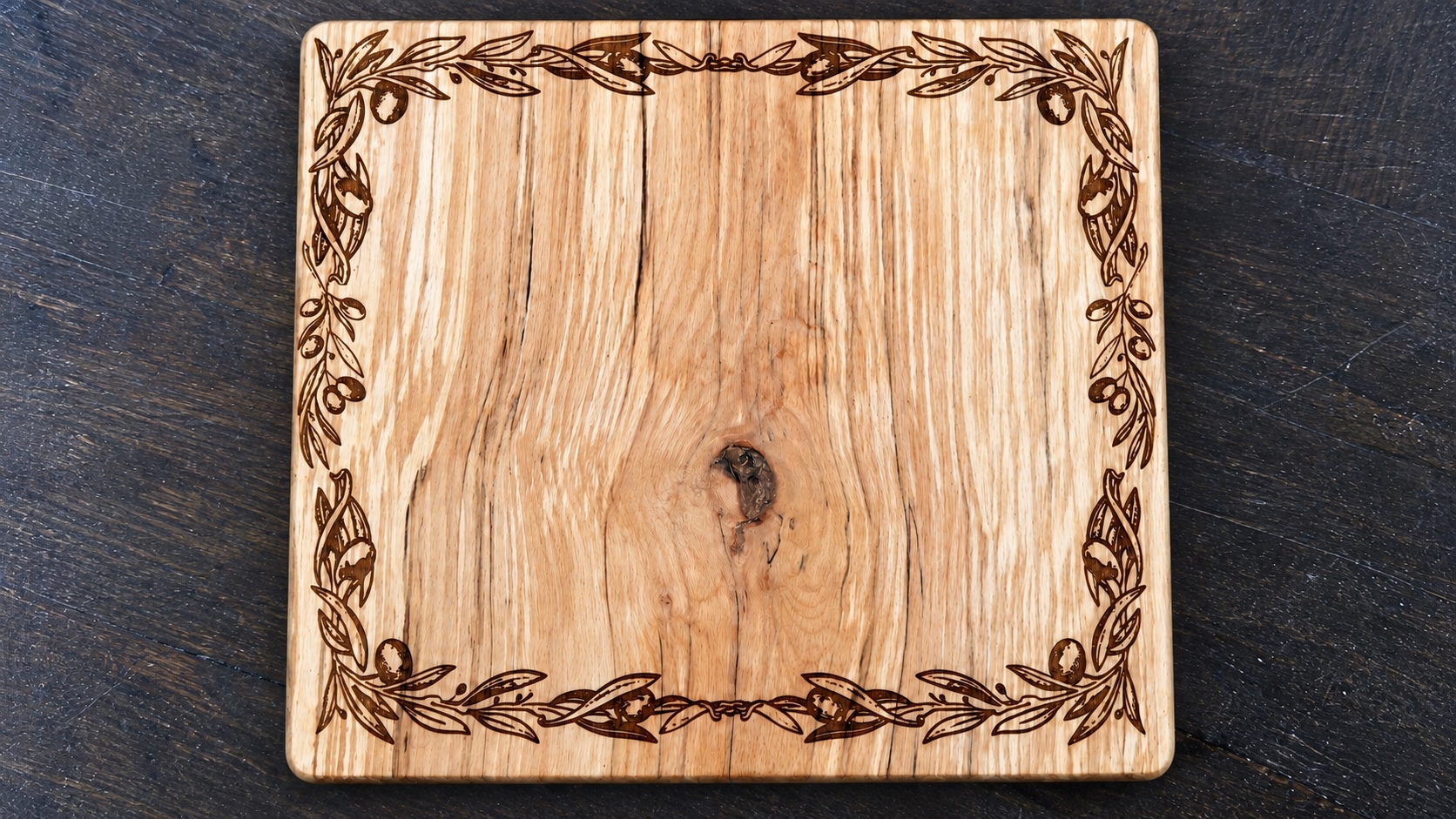 Référence PL 12 — planche en hêtre échauffé avec bordure d’olivier gravée — 38 × 33 cm