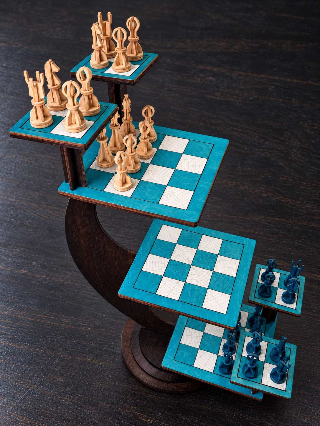 Référence JE 1 — 3D Cosmic Command Chess — 30 × 30 × 50 cm