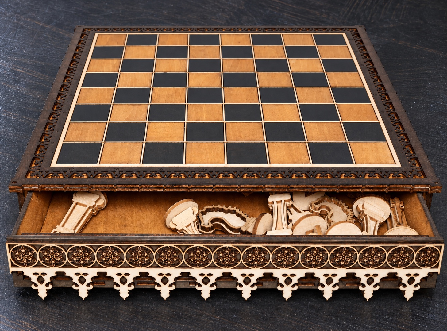 Référence JE 7a — échiquier traditionnel en marqueterie avec tiroirs — 30 × 30 cm