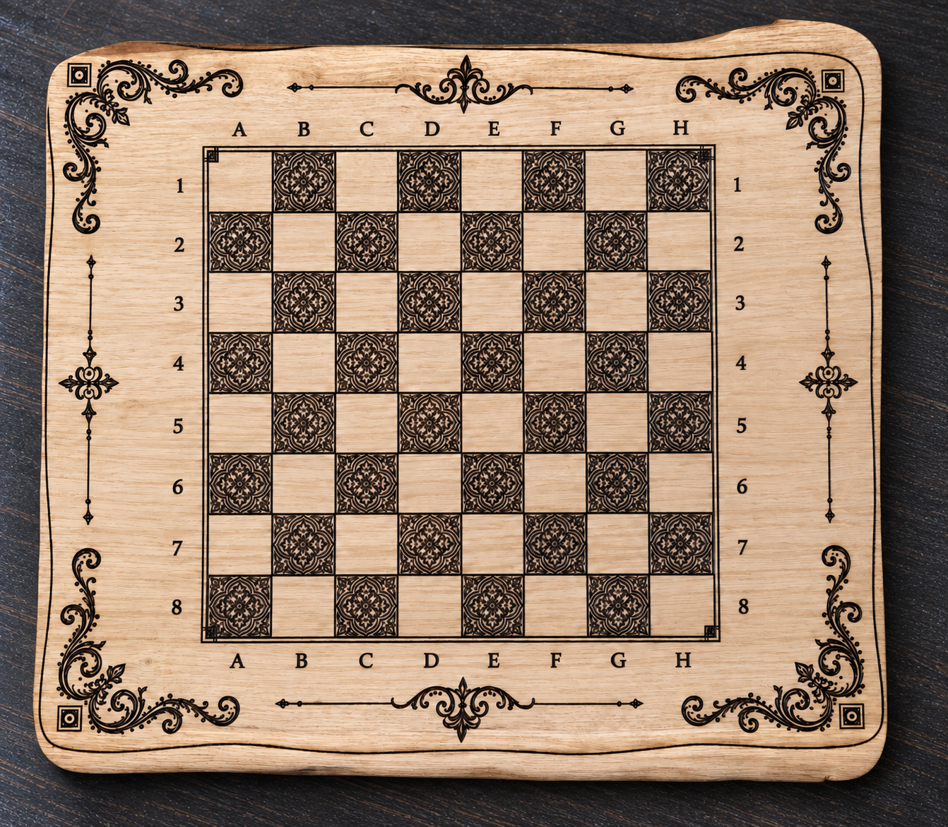 Référence JE 8 — échiquier en frêne massif avec pièces d’échecs fabriquées à la main