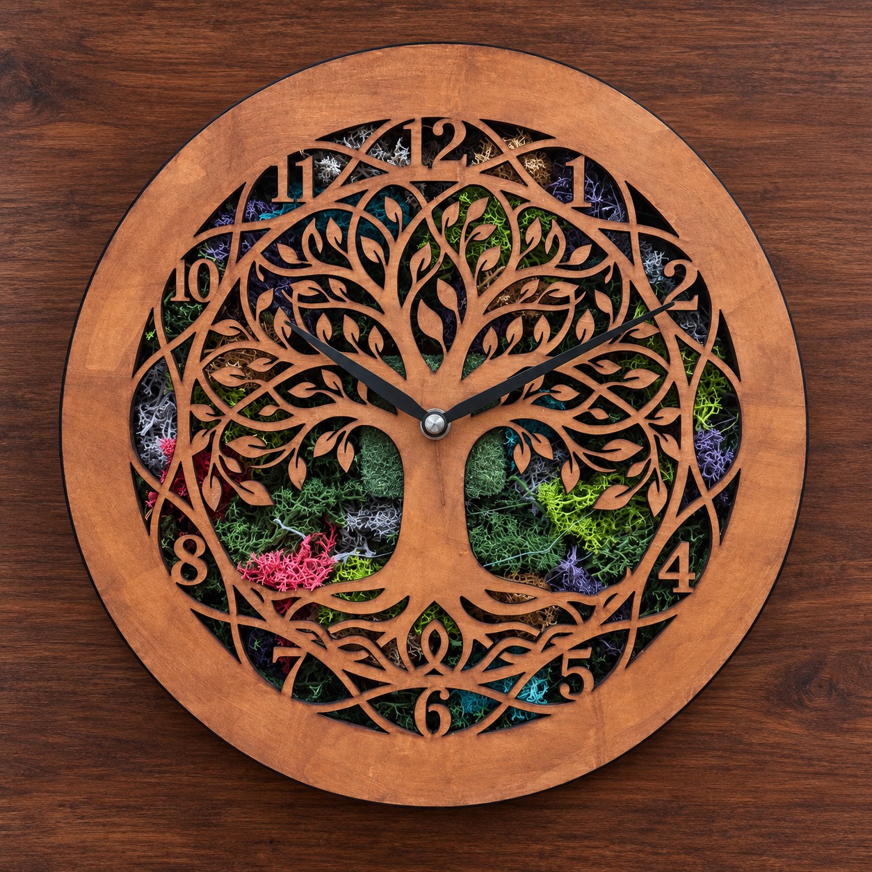 Référence HO 14 — horloge ronde Arbre de vie en bois ajouré avec lichen coloré, sans façade en verre, diamètre 37,5 cm